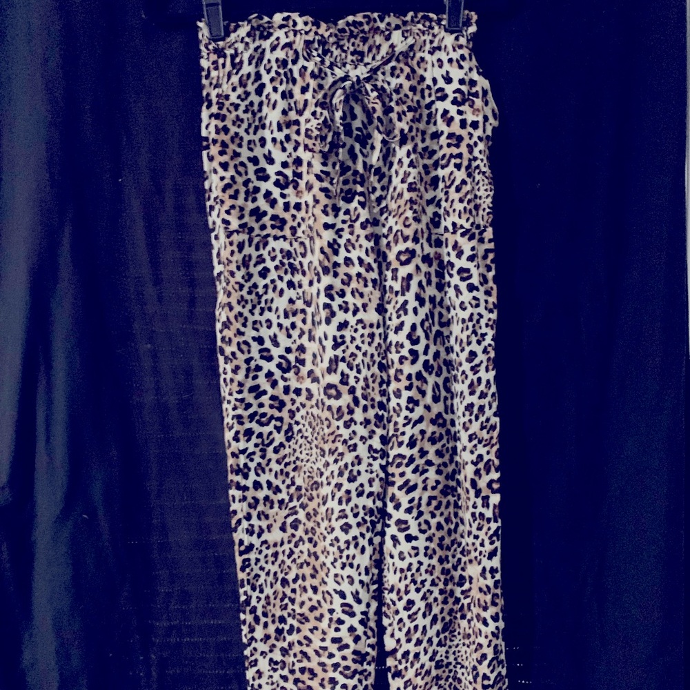 Know One Cares, leopard print high rise pant size small